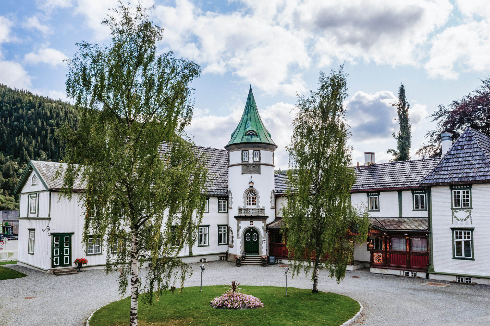 Herregården i sommerdrakt